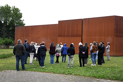 Das Foto zeigt eine Besuchergruppe auf dem Außengelände der Gedenkstätte Esterwegen.