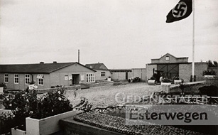 Das Foto zeigt eine historische Aufnahme des Lagertors von innen.
