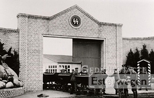 Das Foto zeigt eine historische Aufnahme vom Lagertor des KZ Esterwegen.