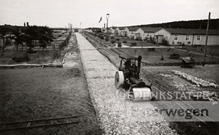 Die historischen Fotos zeigen den Ausbau der Lagerstraße im KZ Esterwegen.
