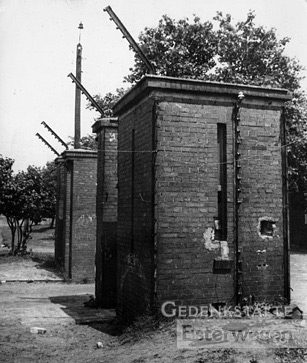 Das historische Foto zeigt das Innentor des Lagers, das den Bereich der Wachmannschaften und der Gefangenen trennte.
