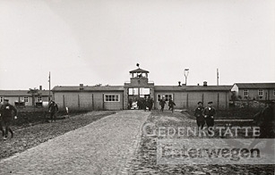 Das historische Foto zeigt das Innentor des Konzentrationslagers Esterwegen.