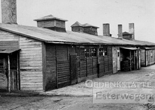 Das Foto zeigt eine historische Außenaufnahme einer Funktionsbaracke, in der die Häftlingsküche untergebracht war.