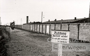 Das historische Foto zeigt die südliche Mauer des Lagers Esterwegen im Jahr 1935.