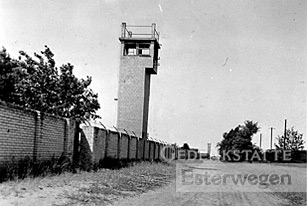 Auf dem historischen Foto ist ein Wachturm an der Seitenmauer des Lagers Esterwegen zu sehen.