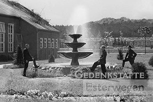 Das Foto zeigt eine historische Ansicht des Springbrunnens im Bereich der Wachmannschaften.