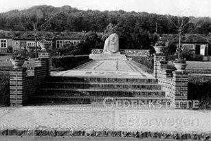 Das historische Foto zeigt ein Denkmal der SA.