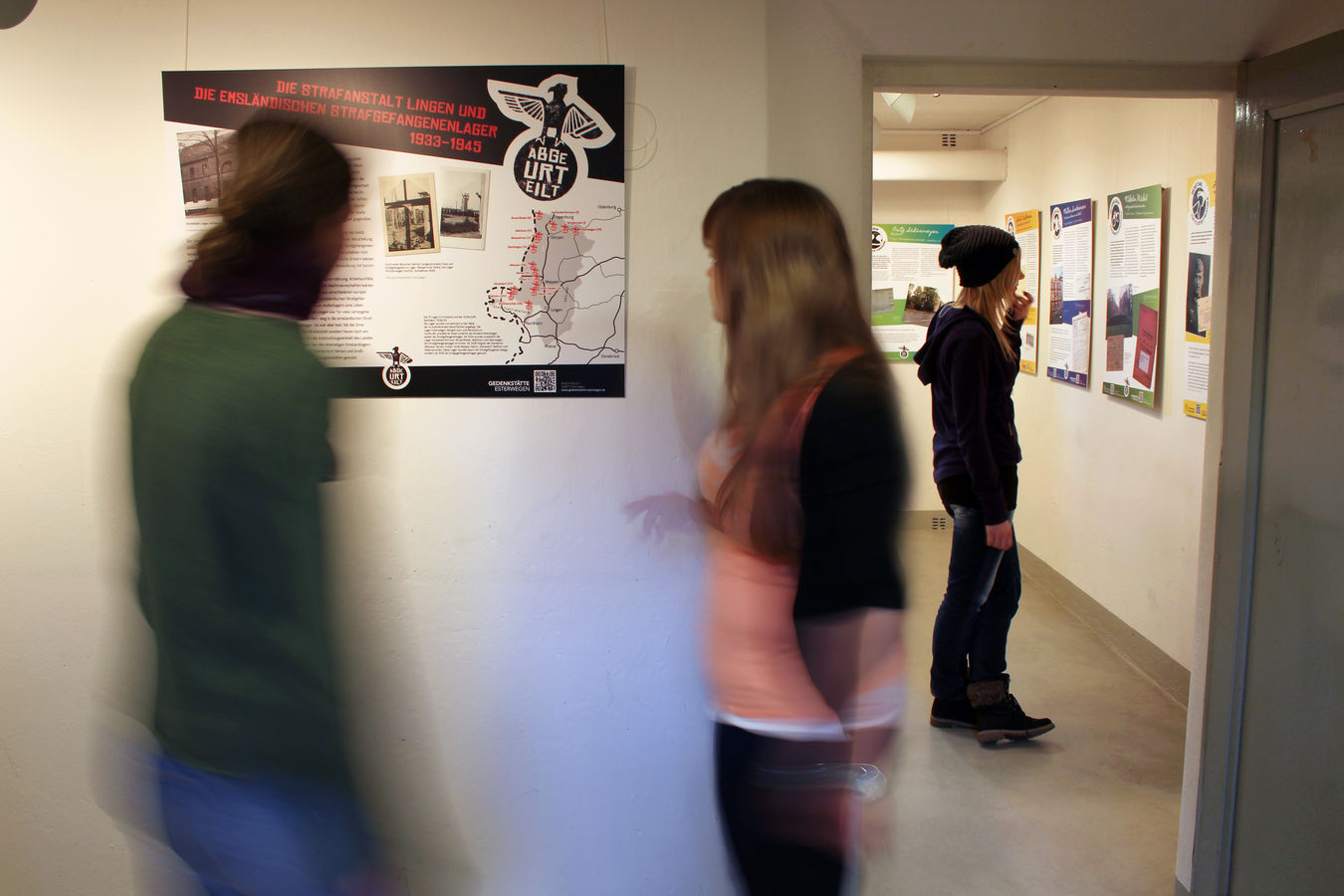 Das Foto zeigt Besucher der Ausstellung.