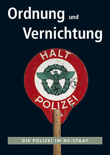 Das Foto zeigt ein Plakat der Ausstellung „Ordnung und Vernichtung. Die Polizei im NS-Staat.“