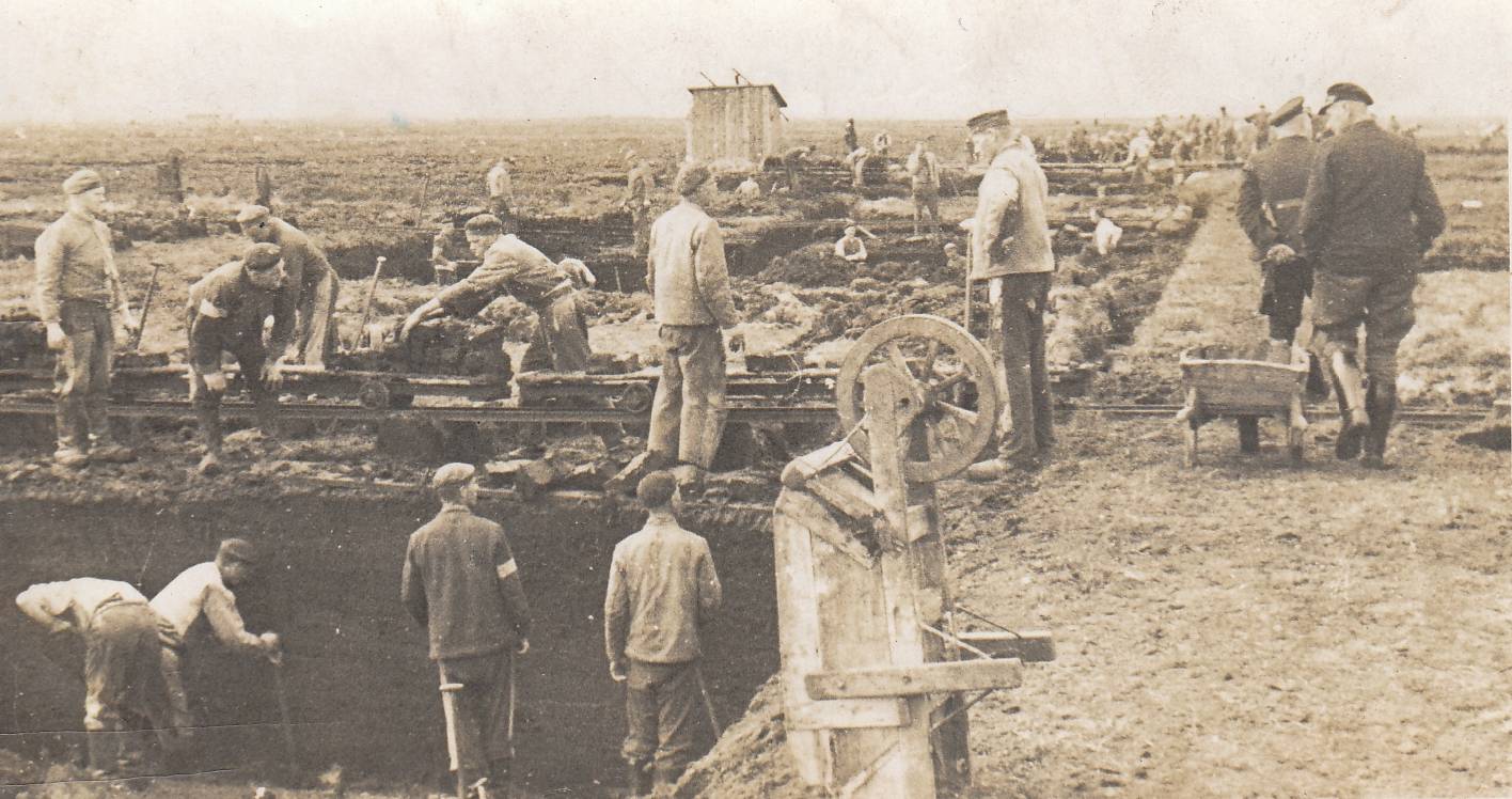 Das Foto zeigt Gefangene bei Arbeiten bei Brual-Rhede um 1936.