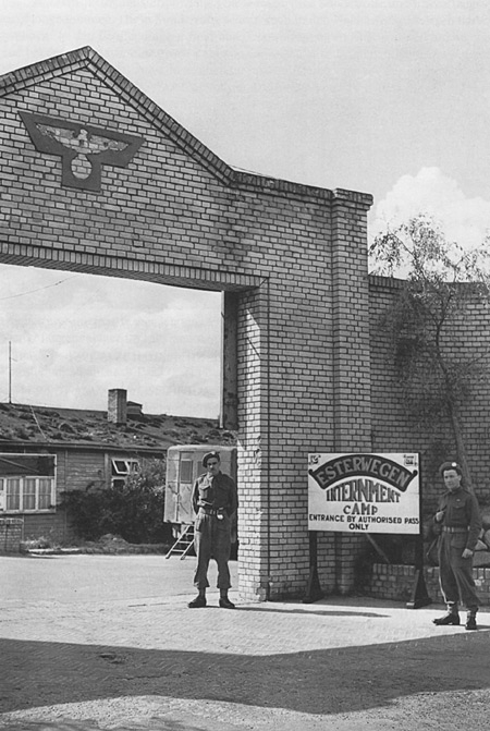 Das Foto zeigt zwei britische Soldaten vor dem Eingangstor zum Internment Camp, dem ehemaligen Lagertor des KZ.