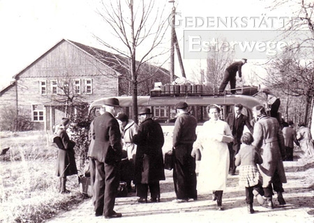 Das Foto zeigt die Ankunft von Flüchtlingen aus der DDR im Durchgangslager Esterwegen.