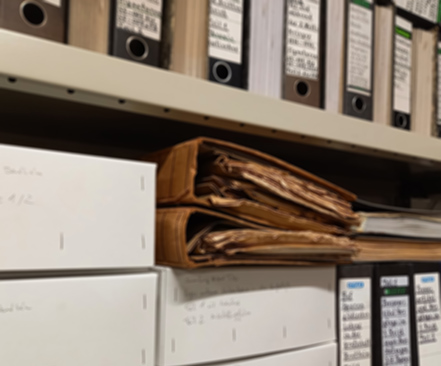 Das Foto wirft einen Blick in das Archiv der Gedenkstätte.