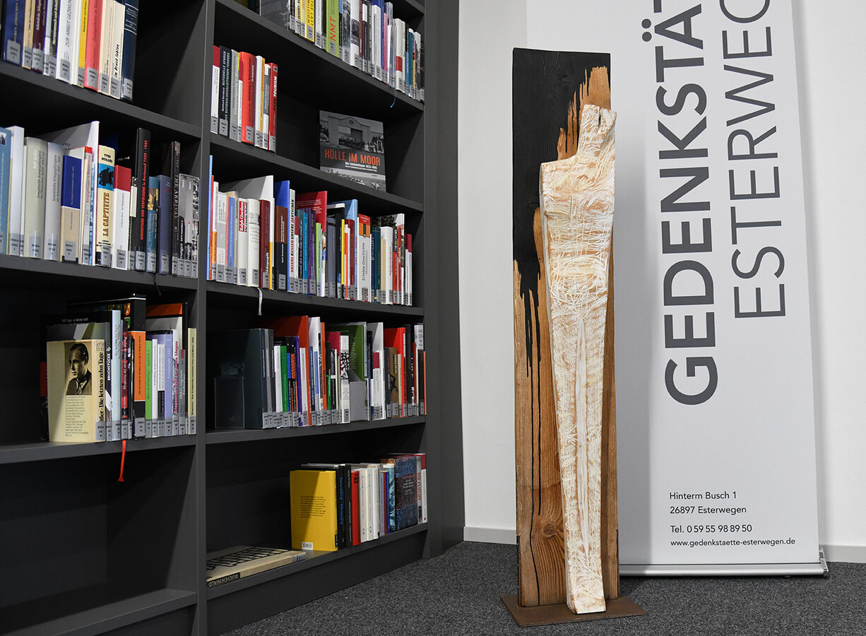 Das Foto wirft einen Blick in die Bibliothek der Gedenkstätte Esterwegen.