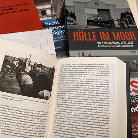 Das Foto zeigt Bücher, die die Gedenkstätte Esterwegen veröffentlicht hat.